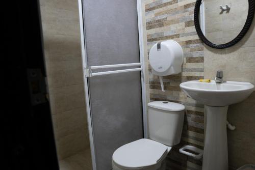 Ένα μπάνιο στο Rocky Cay Lodging