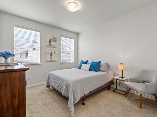 Ένα ή περισσότερα κρεβάτια σε δωμάτιο στο Upscale Irving Townhome
