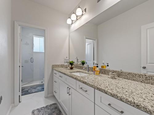 Ένα μπάνιο στο Upscale Irving Townhome