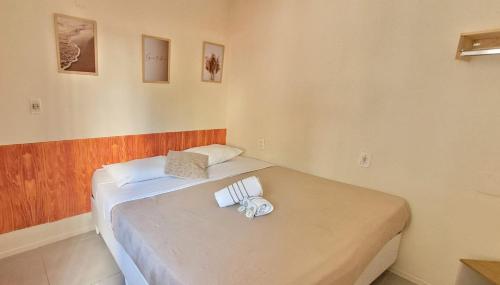 a bedroom with two twin beds in a room at Matianellu Hostel in Rio de Janeiro