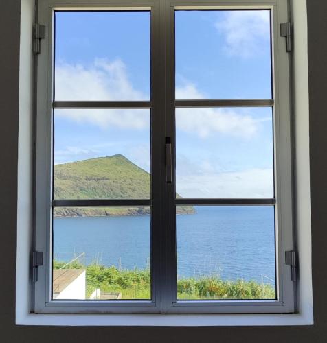 a window with a view of the ocean at Casa da Silveira in Angra do Heroísmo
