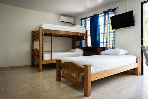 Ένα ή περισσότερα κρεβάτια σε δωμάτιο στο Rocky Cay Lodging