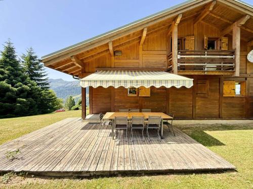 Photo de la galerie de l'établissement Chalet Cristal - Chalet de charme avec sauna et superbe vue sur le MOnt Charvin et les Aravis MAE-1154, à Crest-Voland