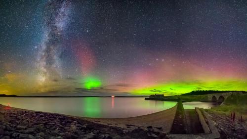 a starry night with the milky way and the northern lights at The Den - by Caithness Luxury Apartments NC500 - 2 Bedroom holiday home - Sleeps Work teams upto 2 & holiday makers upto 4 in Wick