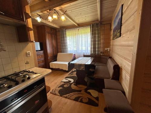 Cichowiańska Chałupa przy stoku z widokiem na GÓRY I SKY WALK