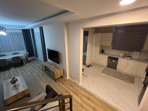 ein großes Wohnzimmer mit Couch und Tisch in der Unterkunft Serentha Villas 2 in Belek