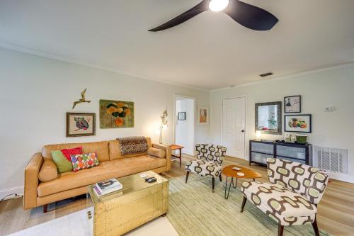 Χώρος καθιστικού στο Water View Lake McQueeney Home with Fire Pit!
