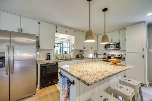 Η κουζίνα ή μικρή κουζίνα στο Water View Lake McQueeney Home with Fire Pit!