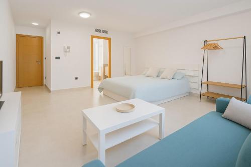 une chambre avec un lit, une table et un canapé dans l'établissement Estudio Central Beach, à Estepona