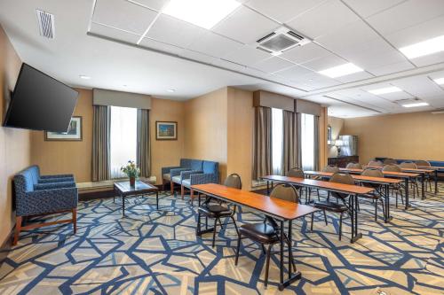 Televisyen dan/atau pusat hiburan di Best Western PLUS University Park Inn & Suites