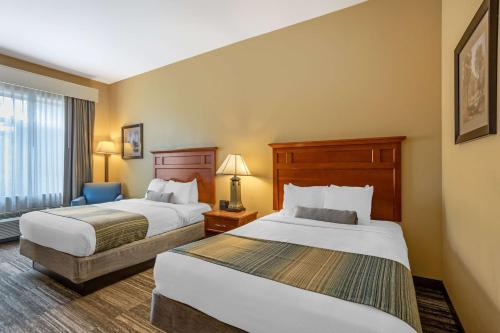 Katil atau katil-katil dalam bilik di Best Western PLUS University Park Inn & Suites