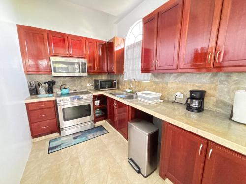 Una cocina o cocineta en 1BR Getaway with Breathtaking Views and King Bed