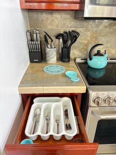Una cocina o cocineta en 1BR Getaway with Breathtaking Views and King Bed