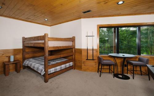 une chambre avec un lit superposé et une table et un tableablish dans l'établissement Edgewood Retreat, à Gatlinburg
