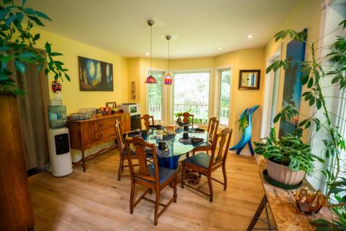 a dining room with a table and chairs at Gîte Crystal Inn in Mont-Tremblant