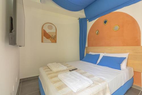 Ένα ή περισσότερα κρεβάτια σε δωμάτιο στο KasbahBoHome, Expérience d'ailleurs, centre ville, Nîmes