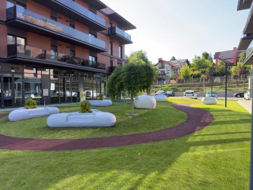 un parco di fronte a un edificio di Oasis One a Iaşi