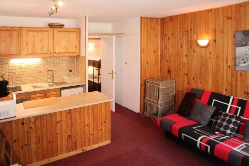 un salon avec un canapé et une cuisine dans l'établissement Résidence Les Carlines - LES CARLINES - Studio 4 Pers. Vue Pistes MAE-6491, aux Orres