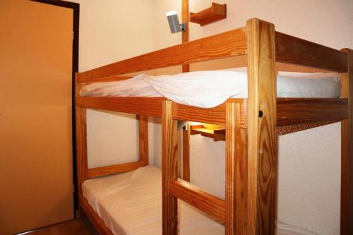 quelques lits superposés dans une chambre dans l'établissement Résidence Le Cairn - studio 10ème étage le cairn MAE-6581, aux Orres