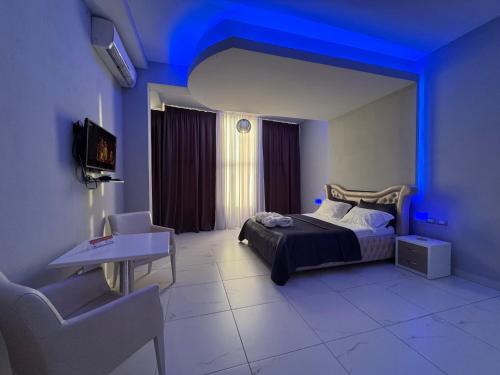 Postel nebo postele na pokoji v ubytování Grand Hotel Gjyshi
