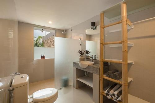 Koupelna v ubytování Beautiful villa on the beach side, large garden, parking