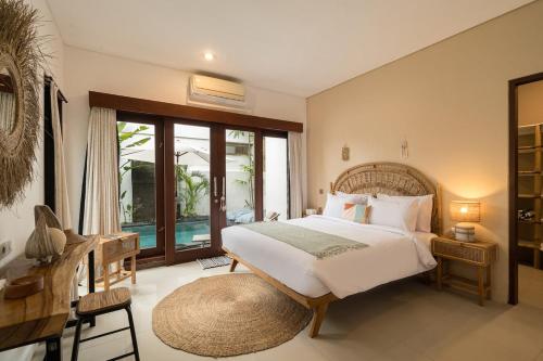 Postel nebo postele na pokoji v ubytování Beautiful villa on the beach side, large garden, parking