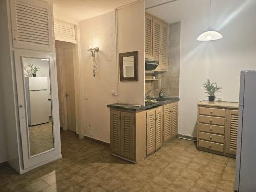 eine Küche mit Spüle und Kühlschrank in der Unterkunft Corfu Glyfada Menigos Resort 24 in Pelekas