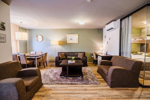 un soggiorno con divani e un tavolo di Apartment Residence Marina Portorož LEVANT 203&202 a Portoroz