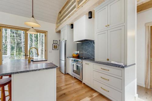 Dapur atau dapur kecil di Spruce Shores Retreat