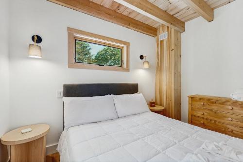Katil atau katil-katil dalam bilik di Spruce Shores Retreat