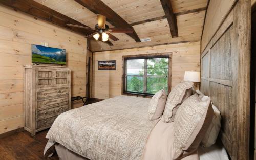 a bedroom with a bed and a ceiling fan at Chestnut Bearadise in Gatlinburg
