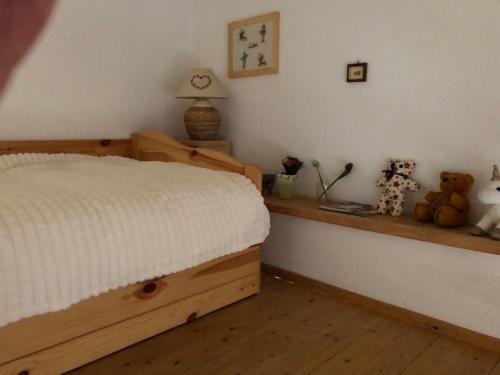 - une chambre avec un lit et des ours en peluche sur une étagère dans l'établissement Appartement Balcon piscine tennis vue Montagne, à Saint-Gervais-les-Bains