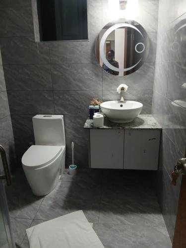 Ένα μπάνιο στο Bahari Suites