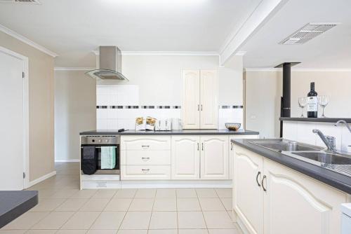 Η κουζίνα ή μικρή κουζίνα στο Villa Scalzi - 4-Bed Getaway with Free Wine