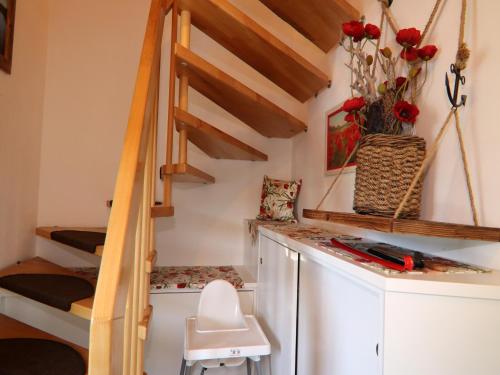 a tiny house with a staircase and a washing machine at Ferienhaus Weiße Düne, Zinnowitz in Zinnowitz