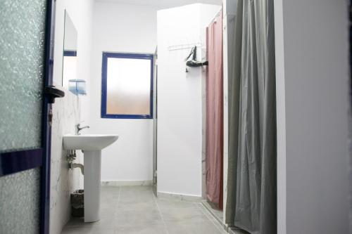 D1 Hostel في تيرانا: حمام مع حوض ومرآة