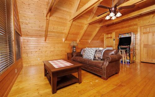 Gallery image of Red Cedar Lodge - Mountain Views, Outdoor Hot Tub, + Arcade Games! in Sevierville
