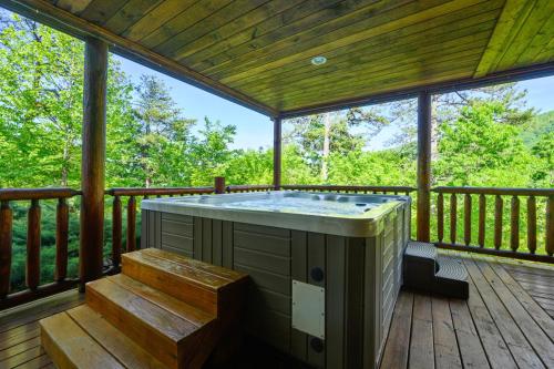 Luxury Lodge and Resort- Hot Tub, Fire Pit, Game Room, Pets photo 10