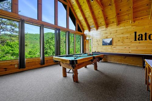 Luxury Lodge and Resort- Hot Tub, Fire Pit, Game Room, Pets photo 12