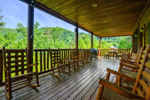 Luxury Lodge and Resort- Hot Tub, Fire Pit, Game Room, Pets photo 17