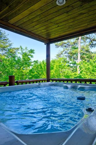 Luxury Lodge and Resort- Hot Tub, Fire Pit, Game Room, Pets photo 5