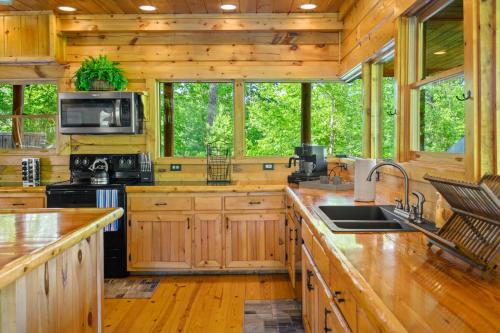 Luxury Lodge and Resort- Hot Tub, Fire Pit, Game Room, Pets photo 26