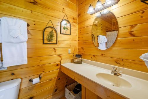 Luxury Lodge and Resort- Hot Tub, Fire Pit, Game Room, Pets photo 33