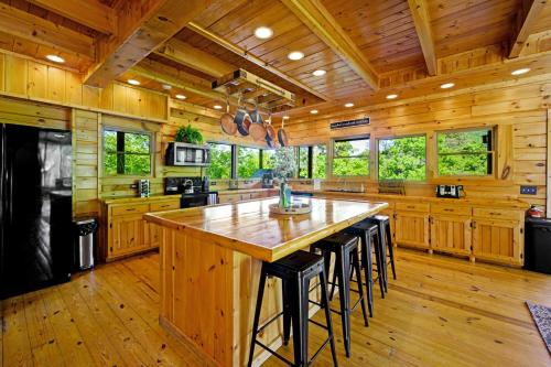 Luxury Lodge and Resort- Hot Tub, Fire Pit, Game Room, Pets photo 34