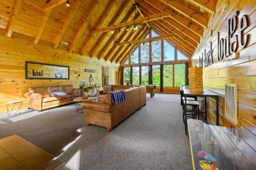 Luxury Lodge and Resort- Hot Tub, Fire Pit, Game Room, Pets photo 7