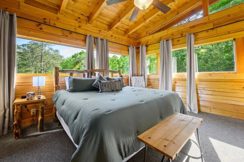 Luxury Lodge and Resort- Hot Tub, Fire Pit, Game Room, Pets photo 3