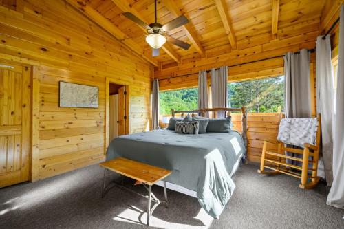 une chambre avec un lit dans une cabane en bois dans l'établissement Luxury Lodge and Resort- Hot Tub, Fire Pit, Game Room, Pets, à Sevierville