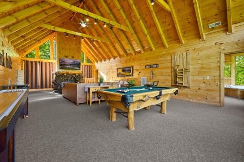 Luxury Lodge and Resort- Hot Tub, Fire Pit, Game Room, Pets photo 38