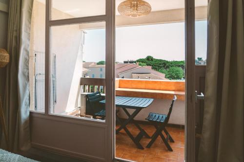 d'un balcon avec vue sur une table et une chaise. dans l'établissement Nana's Studio, à Fréjus