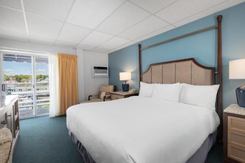 Postel nebo postele na pokoji v ubytování Boothbay Harbor Inn